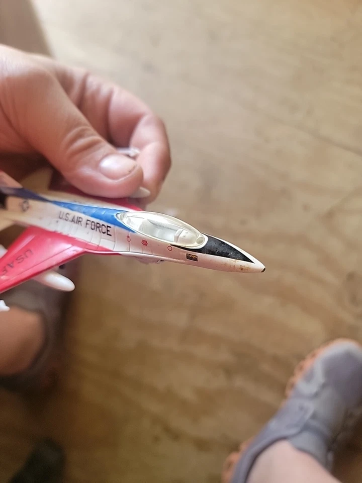 5 Inch General Dynamics F-16 Fighting Falcon  Diecast Jet - Image 4 of 4