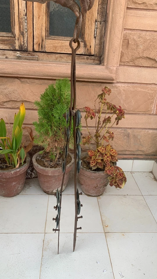 Antiguo instrumento musical hindú Pooja hecho a mano de hierro macizo pinza Chimta Foto 2 de 4