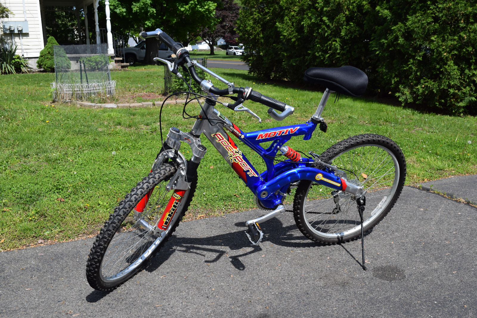Motiv Rockpoint 18 Inch Adult Mountain Bike with Shimano Gears for Local Pickup in Connecticut