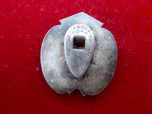 Distintivo Mutilato in Guerra in argento con piedino conio zecca. RI - Foto 2 di 2