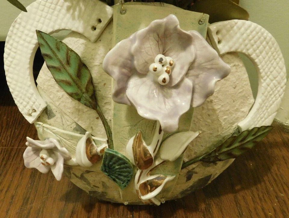 ÚNICO Cerámica Oro Blanco Jarrón Bolsillo de Pared con Decoración Flores Púrpura 3D ¡FABULOSO! Foto 2 de 4