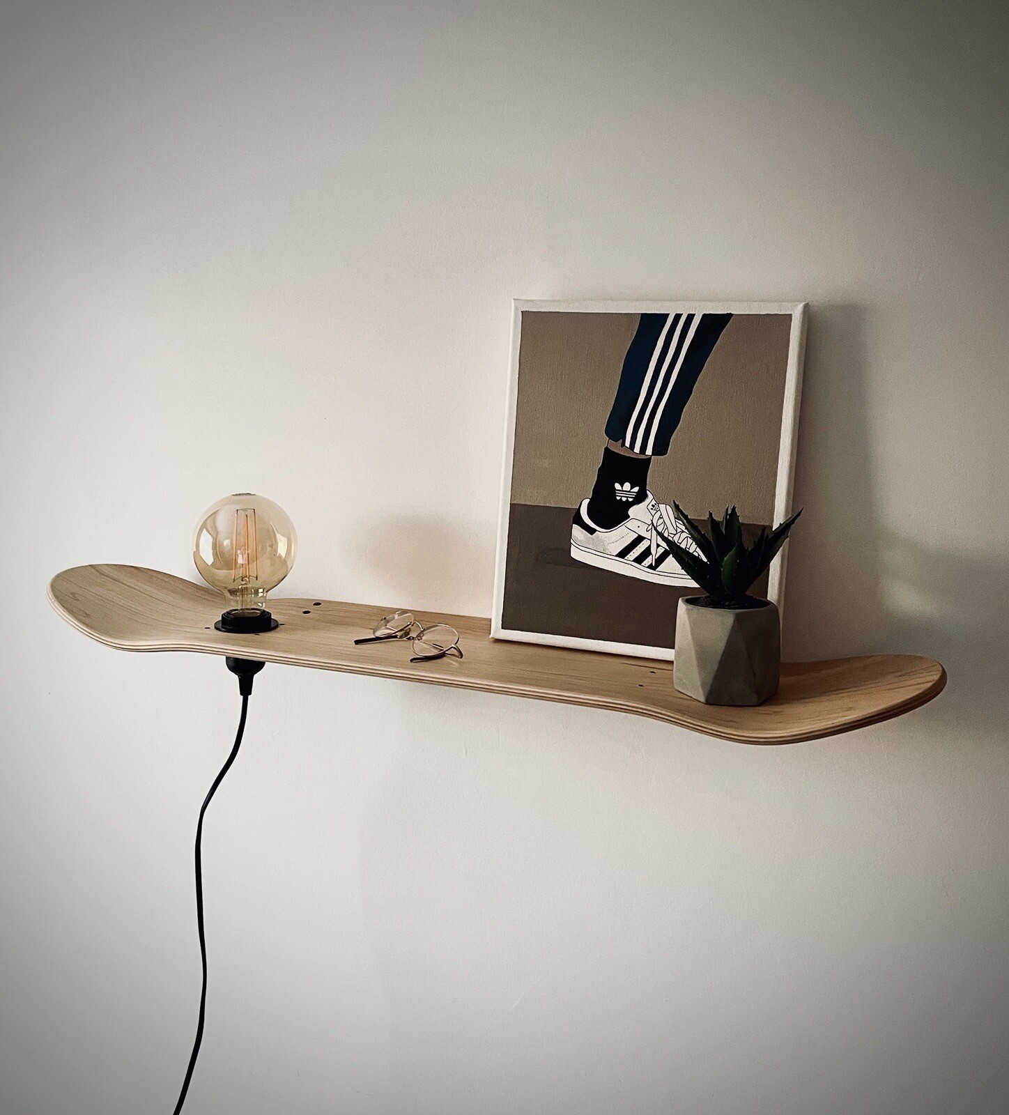 Étagère lampe skateboard haut de gamme en érable naturel avec spots LED noirs
