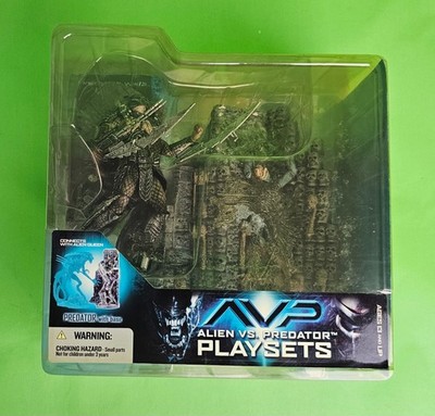 NEU! AVP Alien vs. Predator Actionfigur Predator with Base McFarlane Toys Spawn
