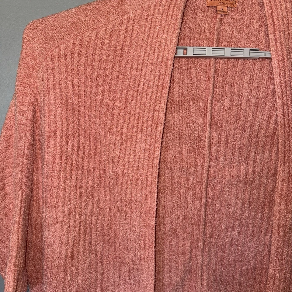 Cardigã Barefoot Dreams CozyChic Lite com nervuras 1X bolsos coral praia aconchegante - Imagem 3 de 4
