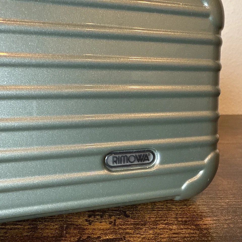 Estuche de artículos de tocador Rimowa x EVA Air Laurel clase ejecutiva - Edición verde limitada Foto 2 de 4