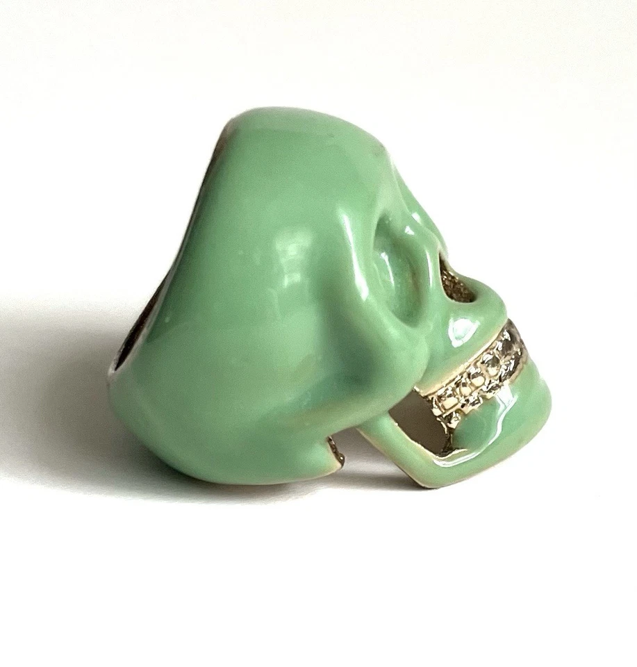 ANILLO CALAVERA VERDE Y ORO JOYERÍA HALLOWEEN Foto 3 de 4