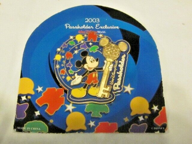 DISNEY WORLD PASSHOLDER EXCLUSIVE PIN 2003 MICKEY MOUSE HOLDING KEY