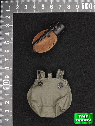 1:6 Scale DID D80177 WWII German Flammenwerfer Joerg - Bread Bag & Canteen - Picture 2 of 2