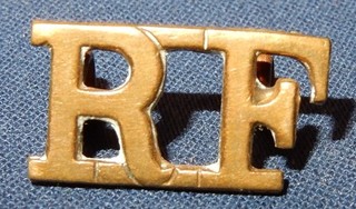 FINE BRASS RF THE ROYAL FUSILIERS SHOULDER TITLE BADGE GENUINE LOOP LUGS