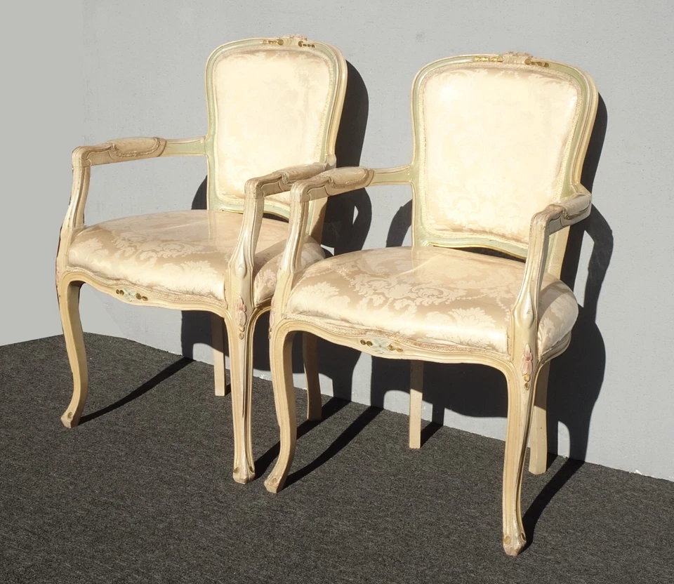 Par de sillas Bergere vintage francesas con acento provincial tela blanca patas descapotables Foto 4 de 4