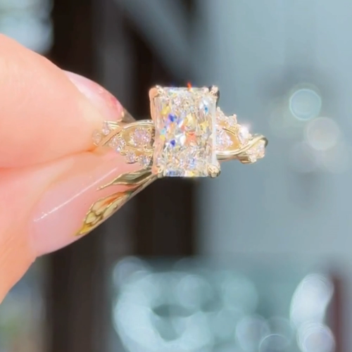 Anillo de compromiso de diamantes de corte radiante IGI cultivado en laboratorio de oro amarillo de 18 quilates de 2,30 quilates - Vídeo 1 de 1