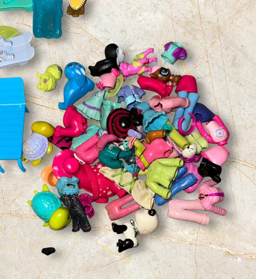 Polly Pocket 3.5" Lot of 90+ Dolls, Clothes, Dresses, Accessory Magiclip - Image 2 of 4