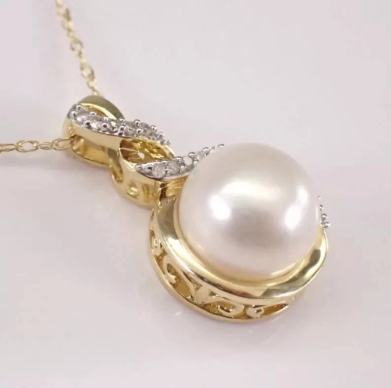 Colgante con halo de perlas blancas naturales de corte redondo de 3 quilates enchapado en oro amarillo de 14 quilates cadena gratis Foto 3 de 4