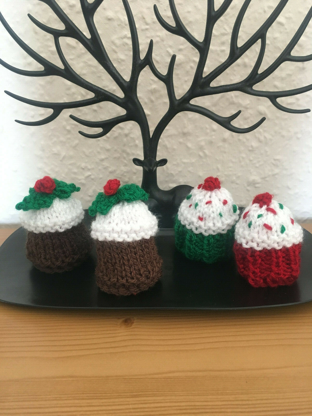 DK KNITTING PATTERN CHRISTMAS PUDDING & CUPCAKES FERRERO ROCHER