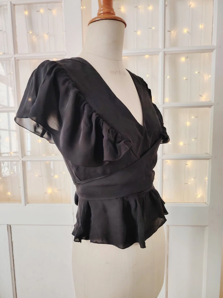 Taille 40, Top noir 100% soie en très bon état, volants élégant chic - Photo 4/4