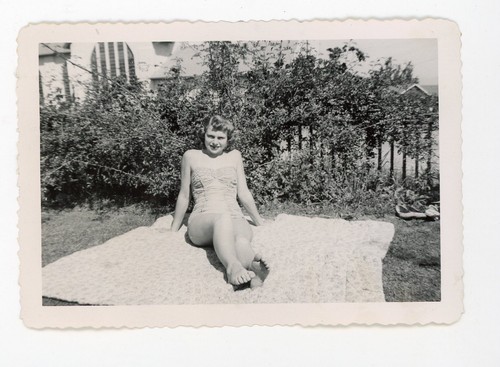 Foto istantanea vintage donna in costume da bagno costume da bagno posa sul molo