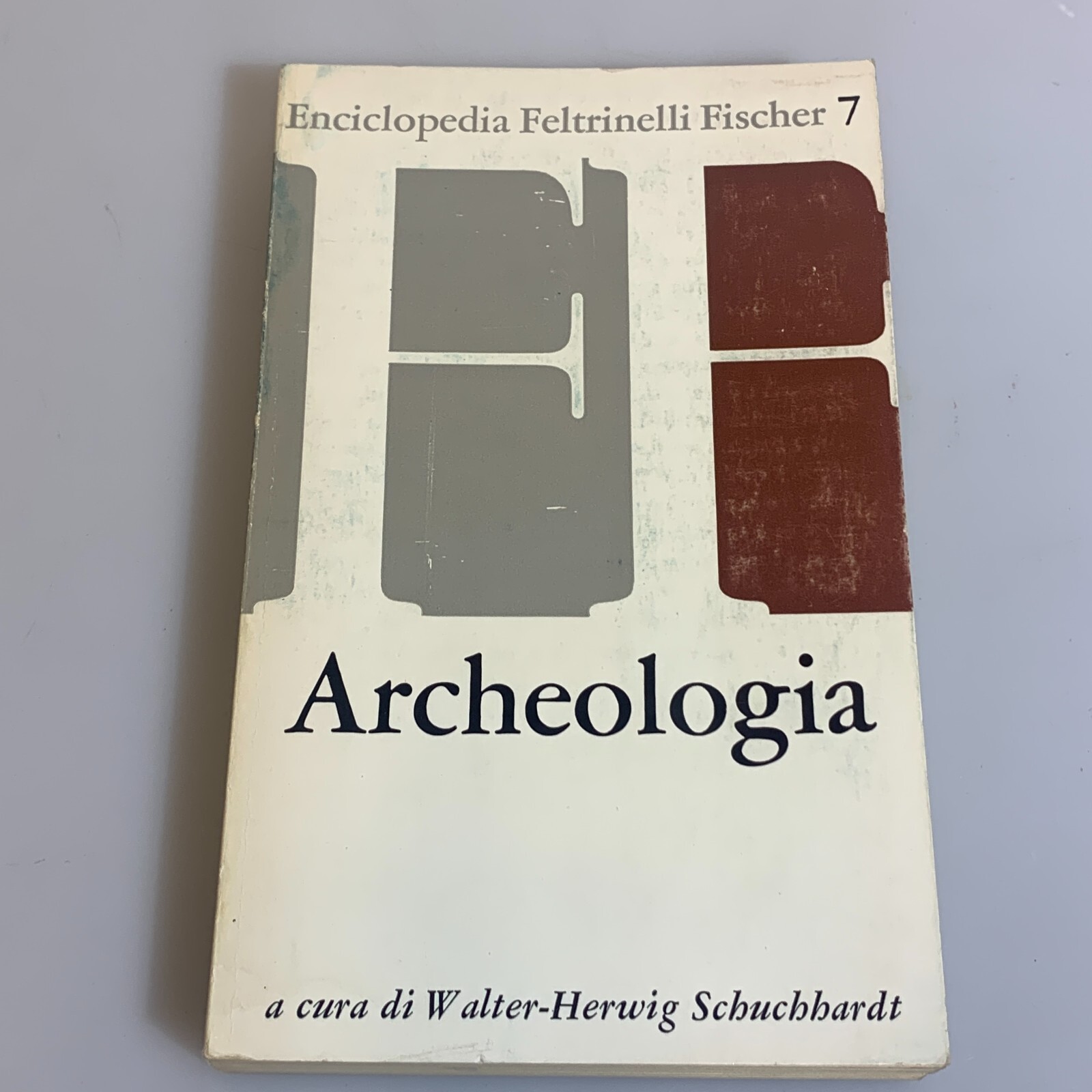 Archeologia a cura di Walter Herwig Schuchhardt. Feltrinelli
