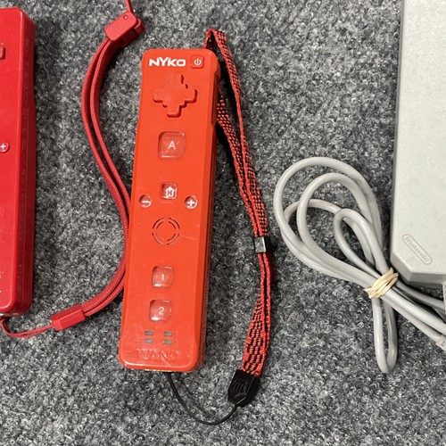 Paquete de 2 consolas de juegos Nintendo Wii rojas 2006 RVL-001 PARA REPUESTOS O REPARACIÓN - Imagen 4 de 9