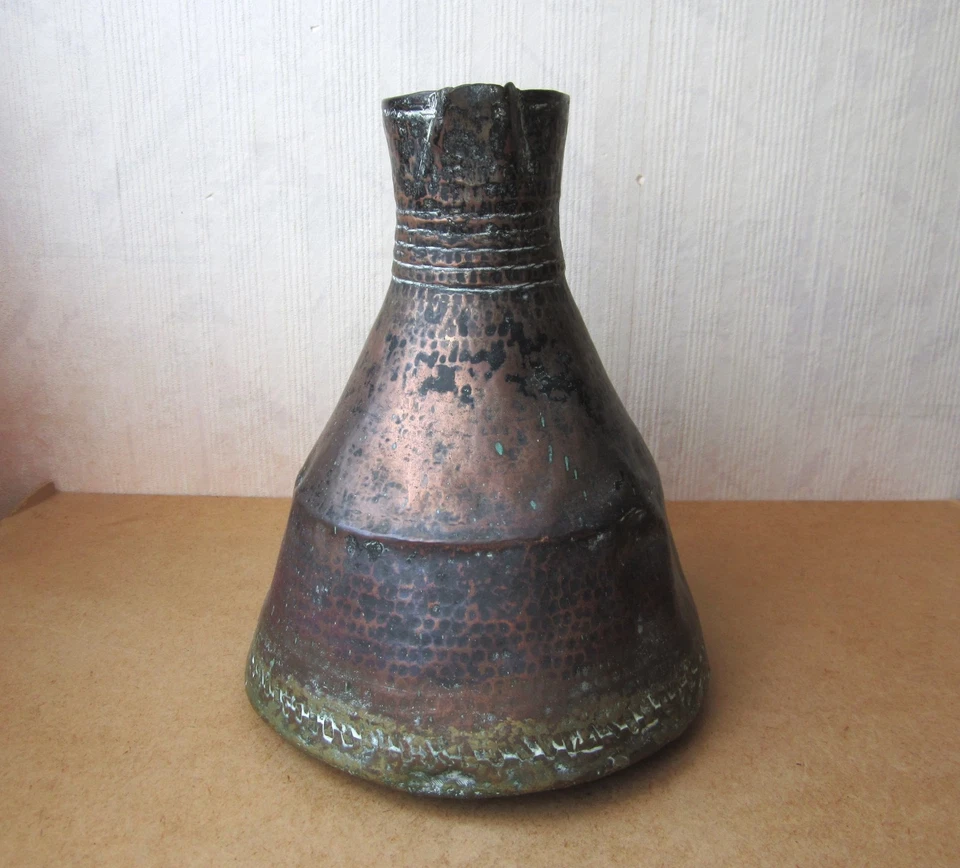 Ancien broc pichet ou pot à eau en cuivre martelé XVIIIe siècle - Photo 2/4