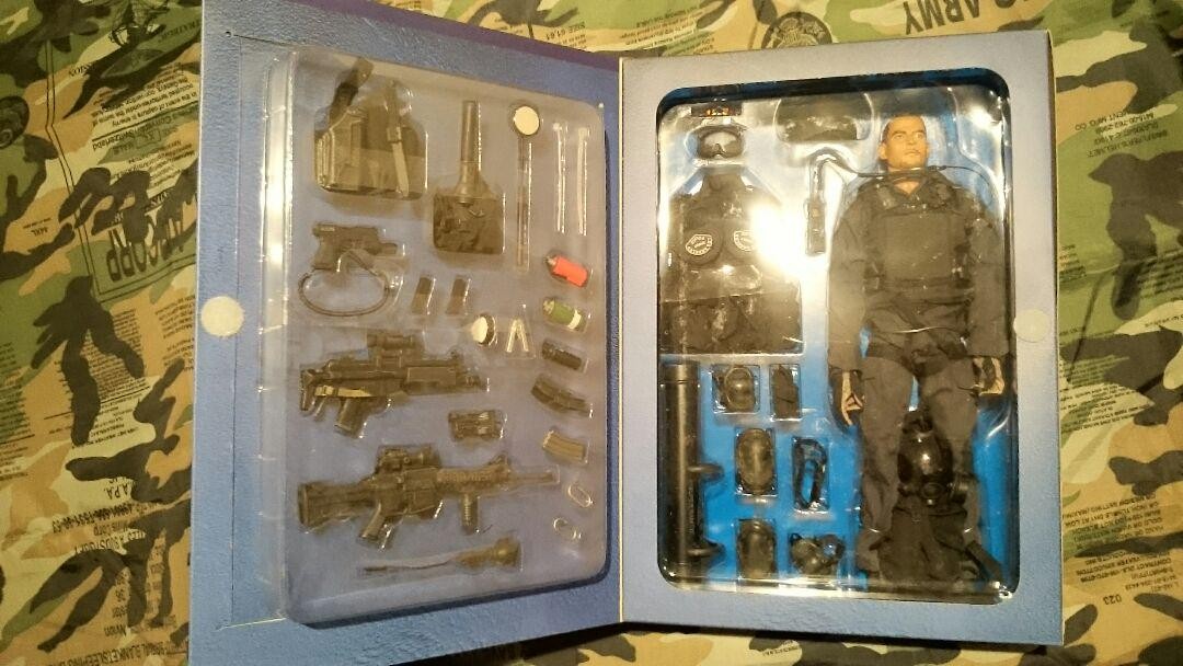 ホットトイズ•SWAT•ver2.0 Amazon.co.jp: ホットトイズ HotToys SWAT ver2.0 スワット