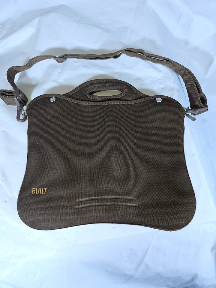 Funda acolchada para computadora portátil de neopreno marrón verde construida en Nueva York con correa ajustable 🔥 Foto 2 de 4