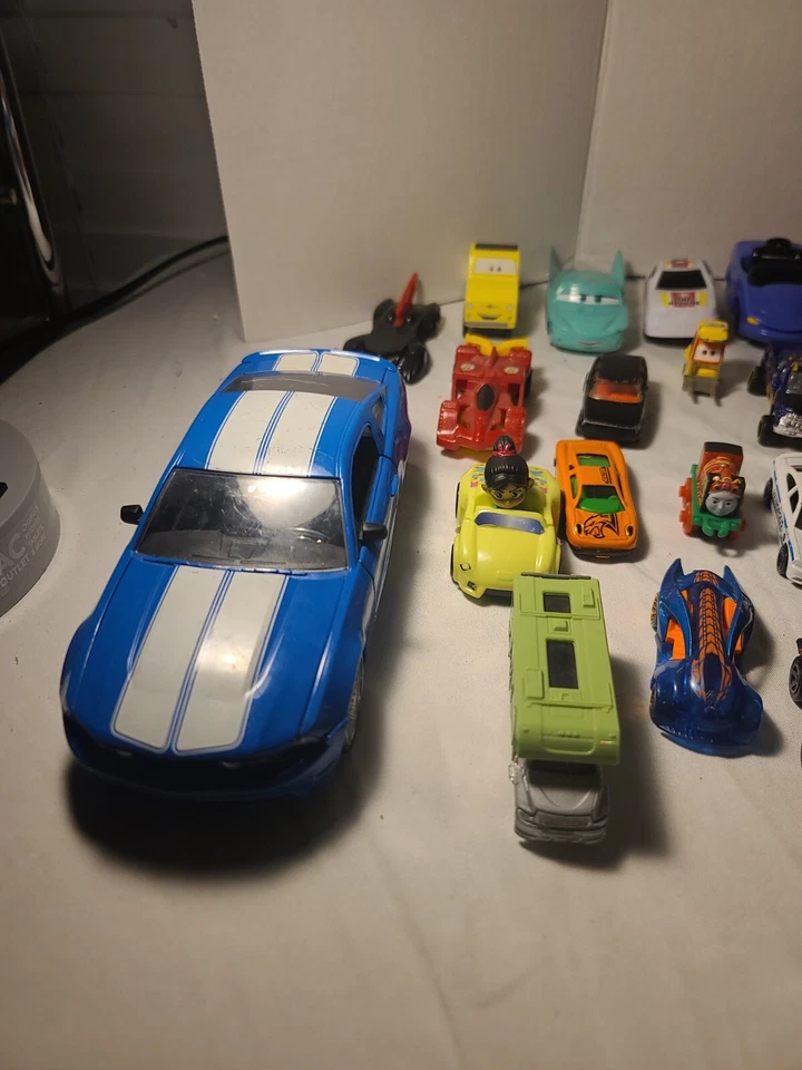 Hot wheels, Cars, ETC..  lot of 50 - Image 4 of 4