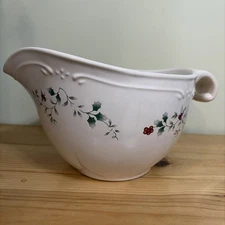 Pfaltzgraff Winterberry Christmas Batter Bowl Pour Spout  2.5 Quart
