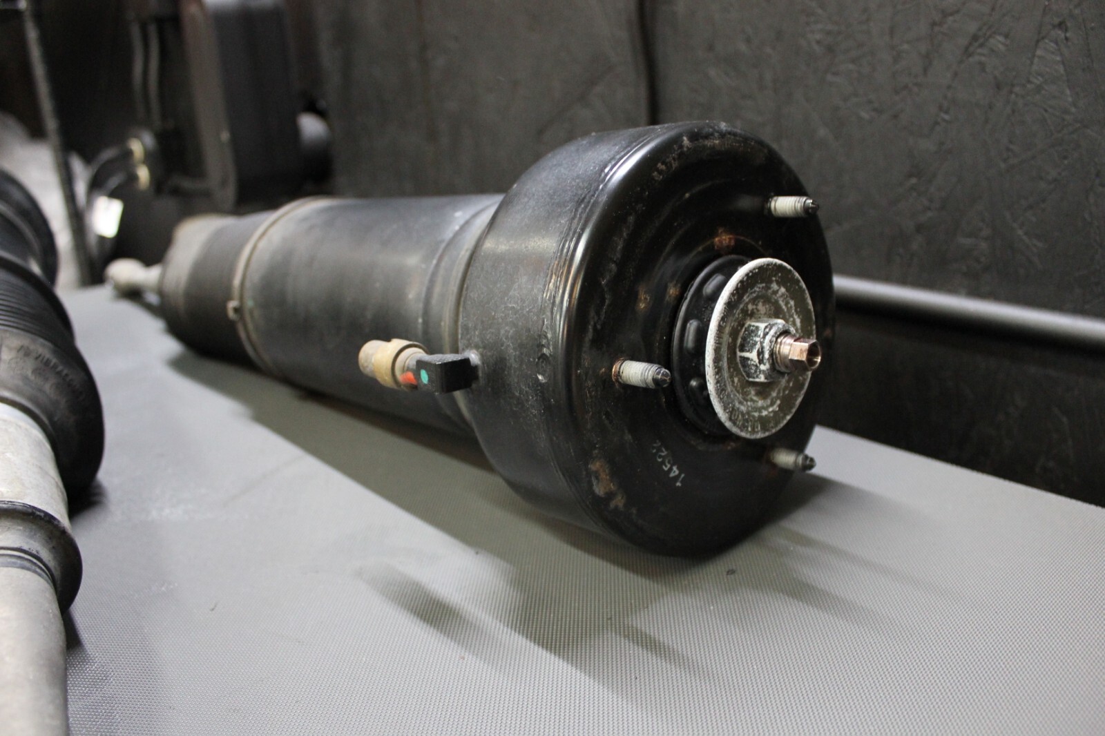 Rolls-Royce Phantom Pair Front Air Suspension Shock Struts For. T-65.