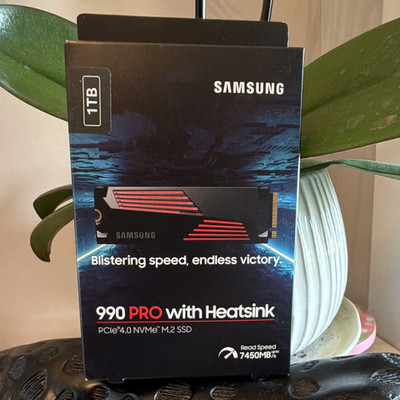 Samsung 990 PRO w/ Heatsink 1TB Black PCIe 4.0 NVMe M.2 Internal SSD