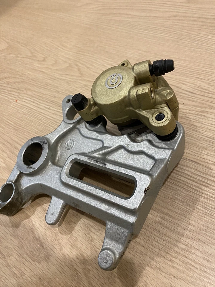 Portafreno y pinza trasera Brembo Aprilia Dorsoduro 1200  Foto 2 de 4