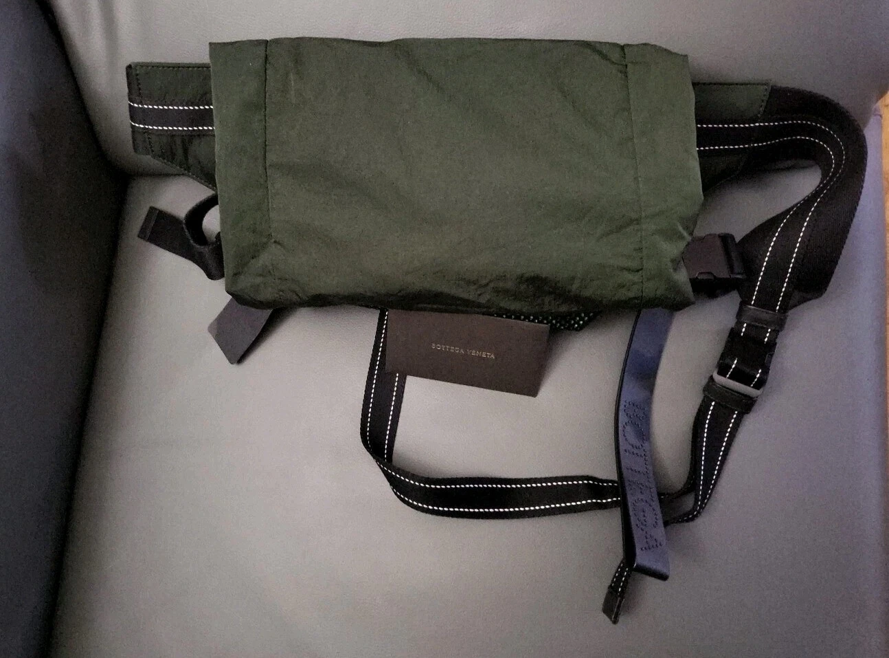 Borsa a tracolla vita uomo Bottega Veneta in nylon verde scuro 1150$.Made in Italy