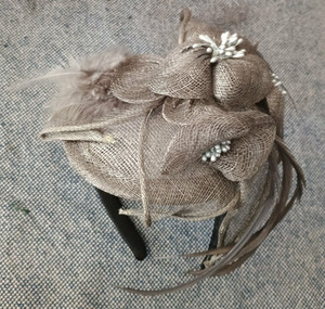 Reproduction 60s Grey Feather Fascinator