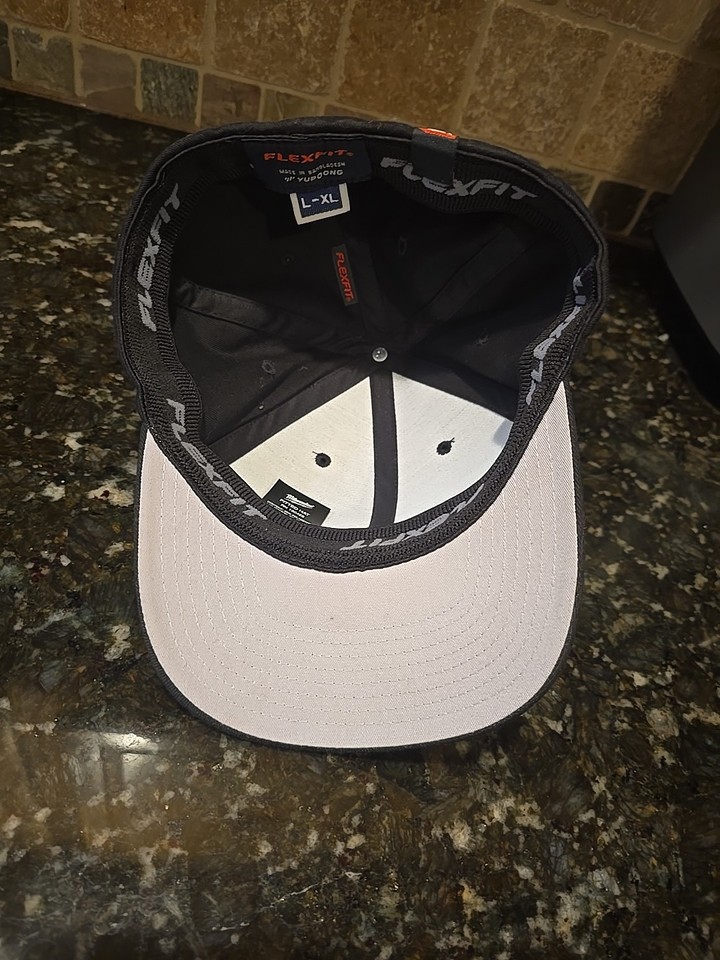 Casquette Travis Mathew Honorable Mention Grise – Logo Patriotique, Taille L/XL Pour Homme