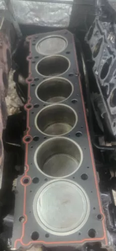 Mercedes 3.0 M103 engine block/pistons