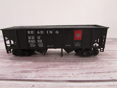 HO Scale Vintage Train Miniature #3001 RTR 36' Ribbed Hopper w/ Load READING