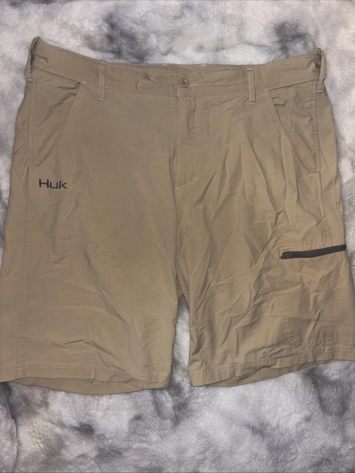 Men’s HUK Fishing Lightweight Tan Shorts Size XL Cargo Zip Pockets Lightweight