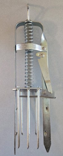 Victor Plunger Style Mole Trap Steel Spike Made In USA, Excellent Condition