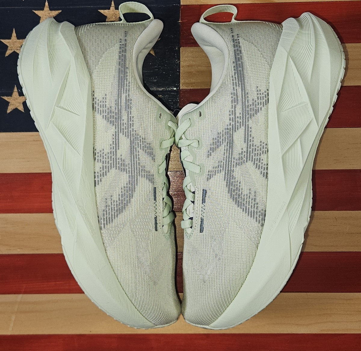 Asics Novablast 5 WHISPER GREEN/BLUE Running Shoe SAMPLE [1012B765