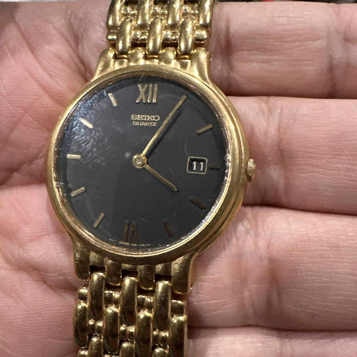 Runs 1990s Seiko 7N29 F070 Gold tone Strap And Black dial Runs 1990s Seiko 7N29 F070 Gold tone Strap And Black dial