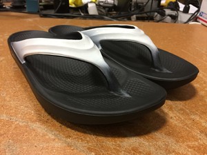 OOFOS Women's OOlala Recovery Thong Sandals Flip Flop Black/Cloud White SIZE 10 | eBay