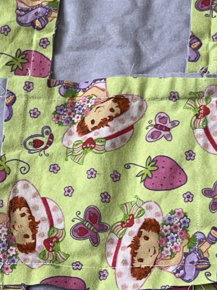 Edredón de trapo vintage Strawberry Shortcake púrpura, rosa fresa nuevo Foto 3 de 4