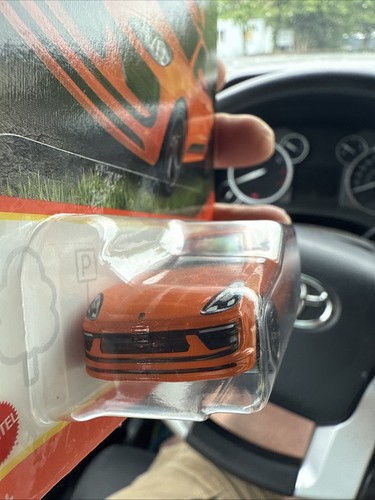 Matchbox Porsche Macan 11/100 - Picture 3 of 6