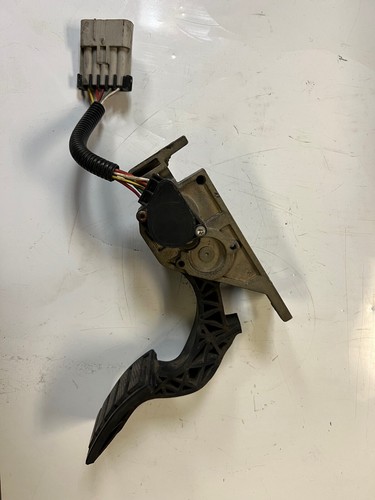 VOLVO THROTTLE GAS PEDAL WITH SENSOR P/N 3175131 - Picture 3 of 6