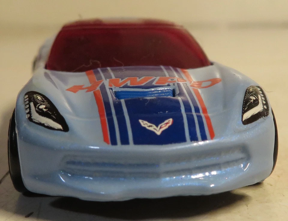 风火轮 2014 Corvette Stingray 1: 64 宽松浅蓝色马来西亚红色内衬轮辋 — 第 3/4 张图片