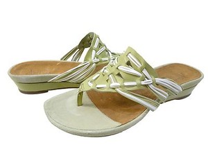 clarks thong sandals clearance