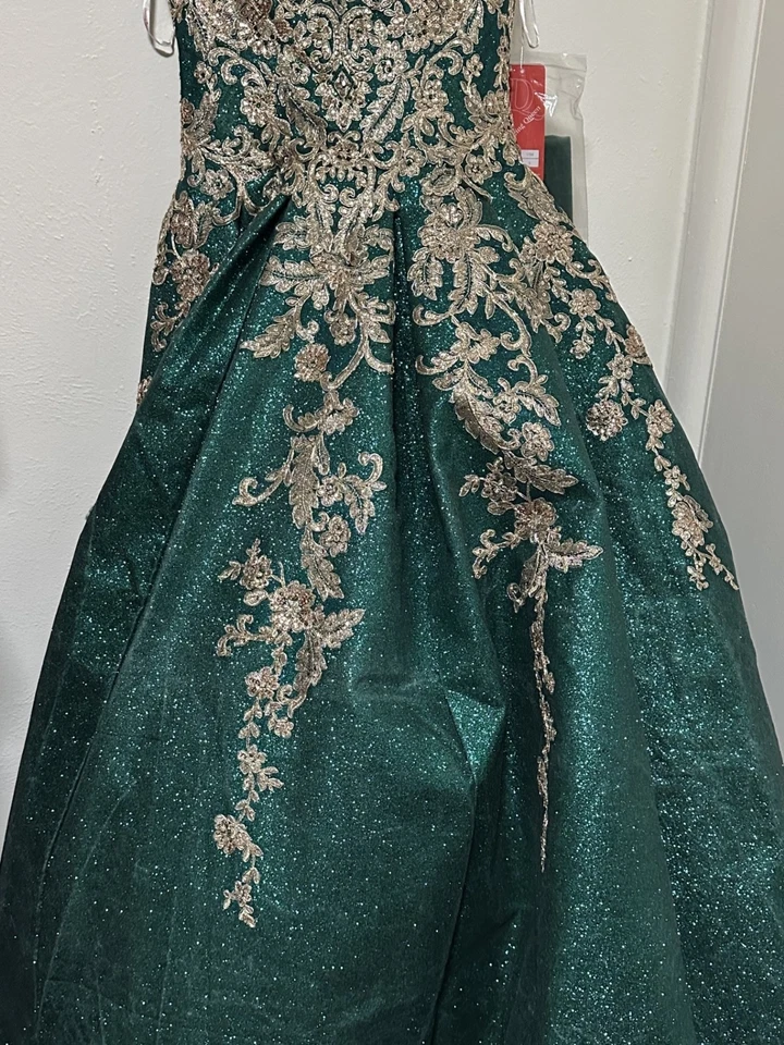 Novo vestido de baile pequeno verde esmeralda e dourado ou Quinceanera, com contas de vidro coloridas. - Imagem 4 de 4