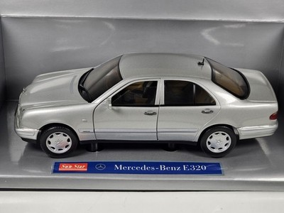 SunStar 1:18 Mercedes-Benz E320 silber Diecast Modellauto in Box neuwertig