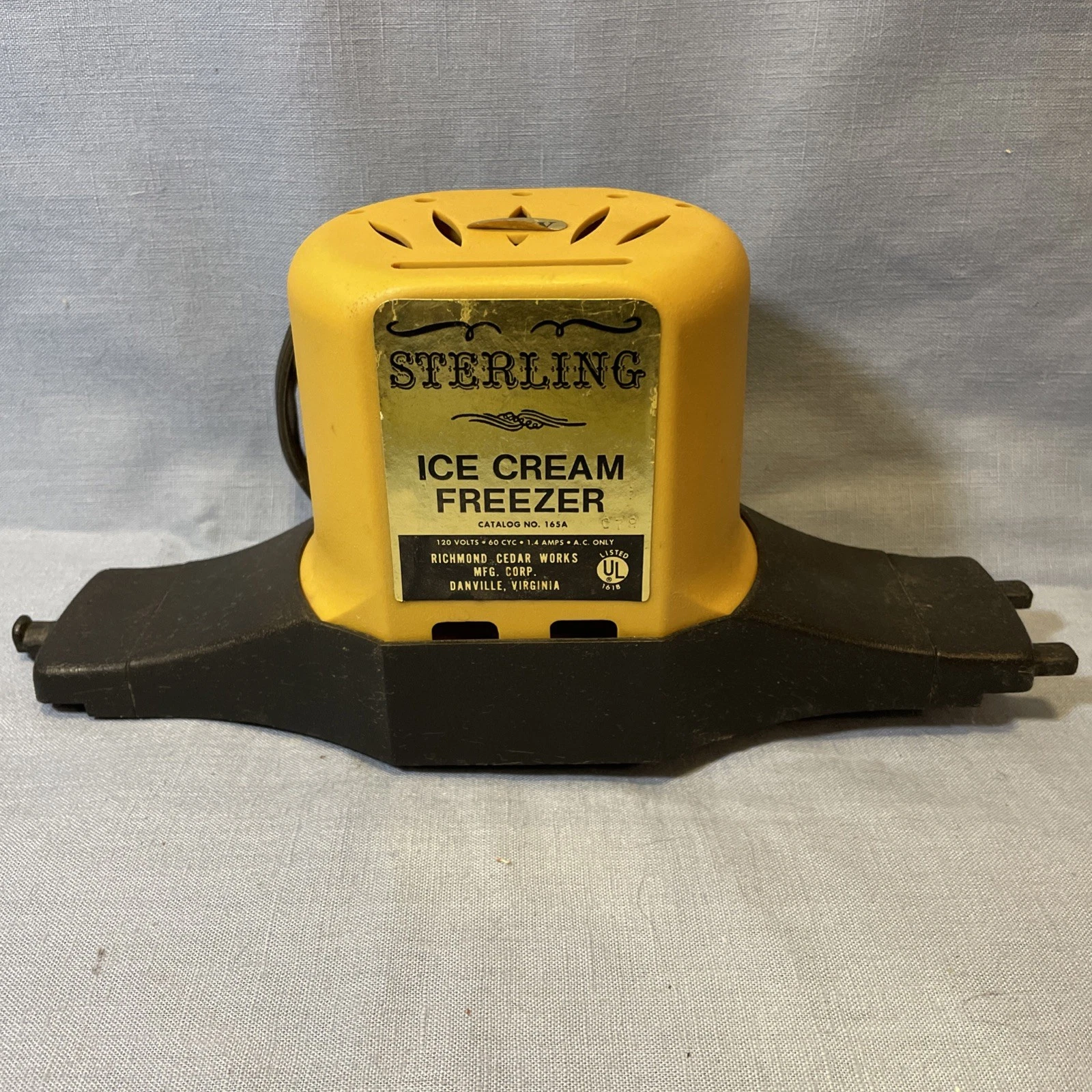 RCW Sterling 5QT Ice Cream Freezer 165A Richmond Cedar Motor TESTED Works Great
Opens in a new windo