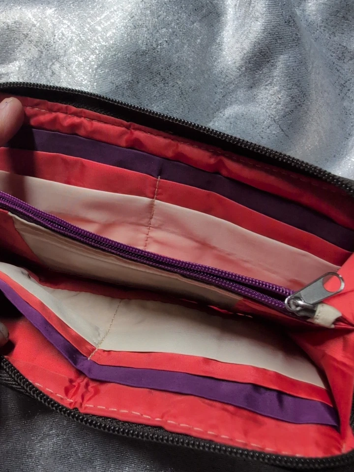 CARTERA TRAVELON RFID CON CREMALLERA.  Azul marino con flores bordadas.  8" X 5".   Nuevo sin etiquetas Foto 2 de 4