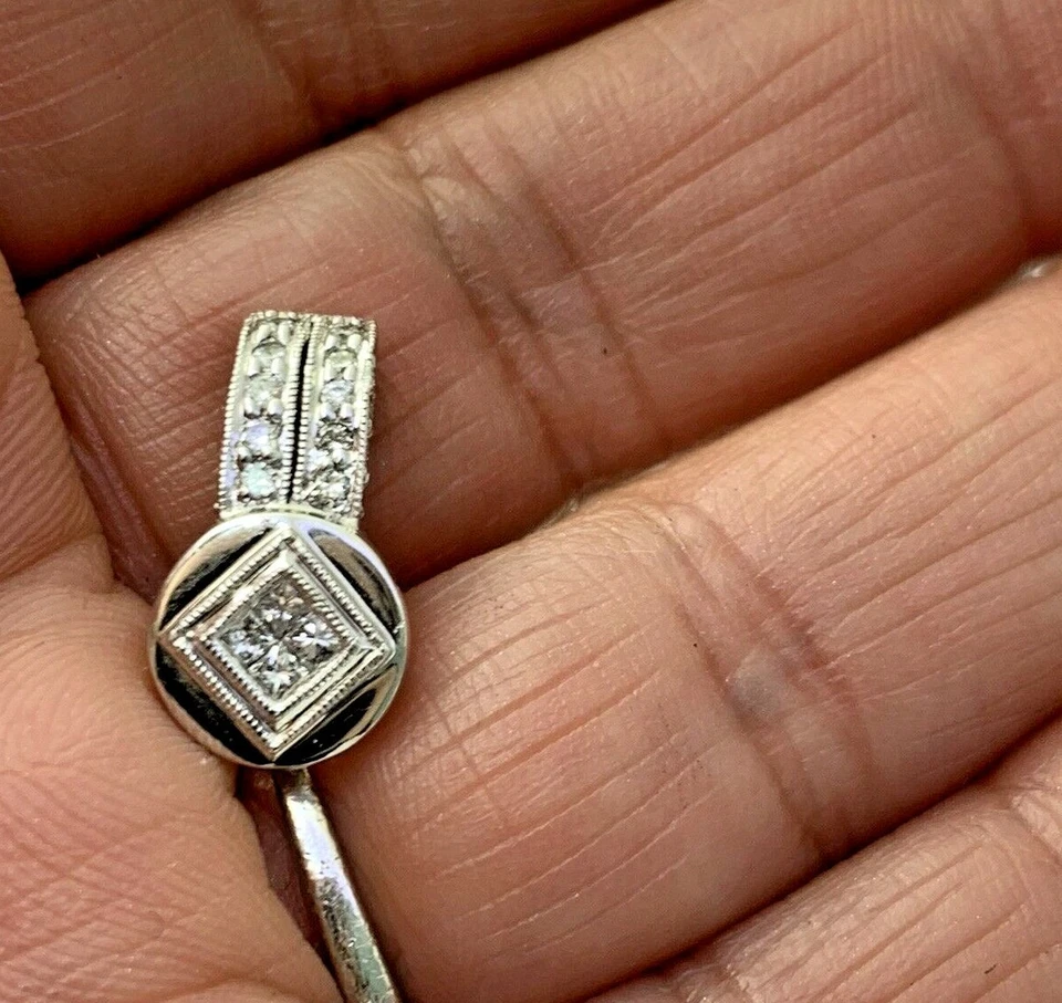 Delicado colgante circular de diamantes Ballou & Co en oro blanco macizo de 18 k Foto 2 de 4